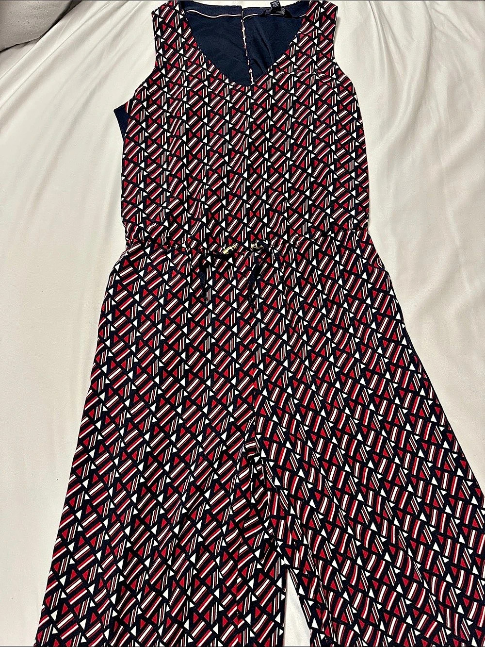 Tommy Hilfiger Geometric Print Sleeveless Jumpsuit.
Size 4. Runs big. Perfect fo